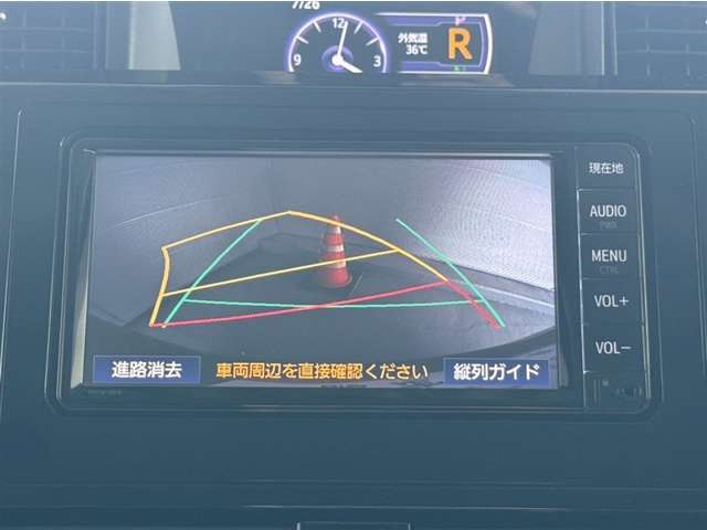 バックモニター付きです。車の後方に小型カメラが付いており、バックする際の後方の様子をモニター上に表示します。