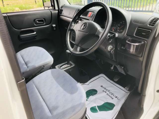 こちら運転席のシートとなっております。破れやタバコ穴など気になると思いますが、こちら破れやタバコ穴は御座いません。しっかりと納車前にシートクリーニングを実施。※定年劣化の使用感は御座います。