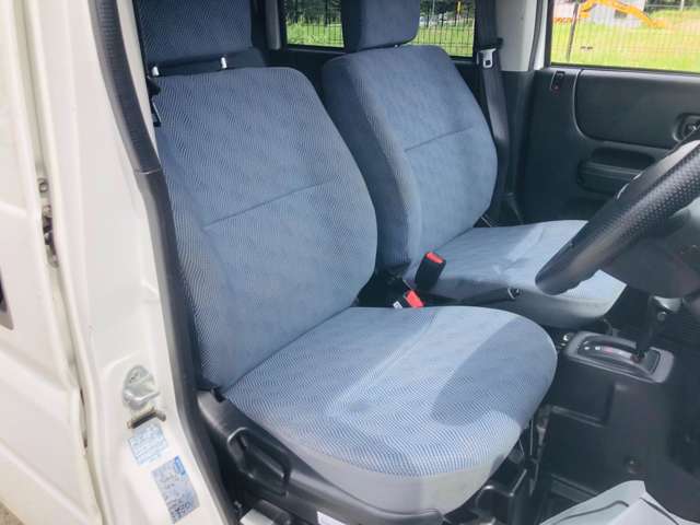 こちら運転席のシートとなっております。破れやタバコ穴など気になると思いますが、こちら破れやタバコ穴は御座いません。しっかりと納車前にシートクリーニングを実施。※定年劣化の使用感は御座います。