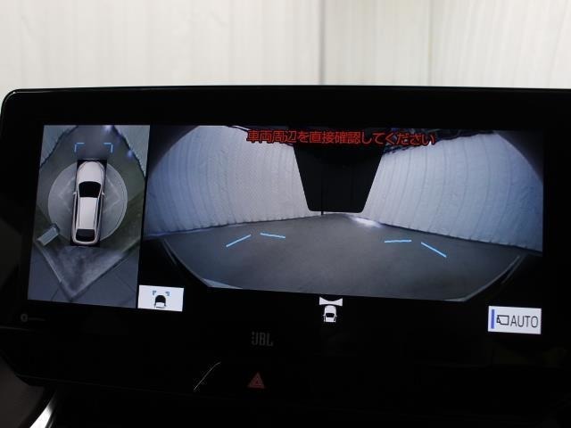 車両を上から見たような映像をナビ画面に表示するパノラミックビューモニター(シースルービュー機能付)搭載。運転席からの目視だけでは見にくい、車両周辺の状況をリアルタイムで確認できます。