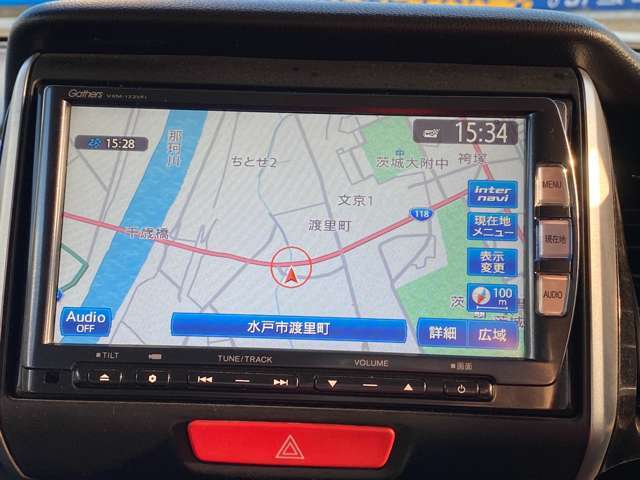 車に乗った瞬間から、様々な面でドライバーをサポートしてくれるのがカーナビです。カーナビがあれば、地図を見るために車を止めることなく目的地までスムーズに誘導してくれます。