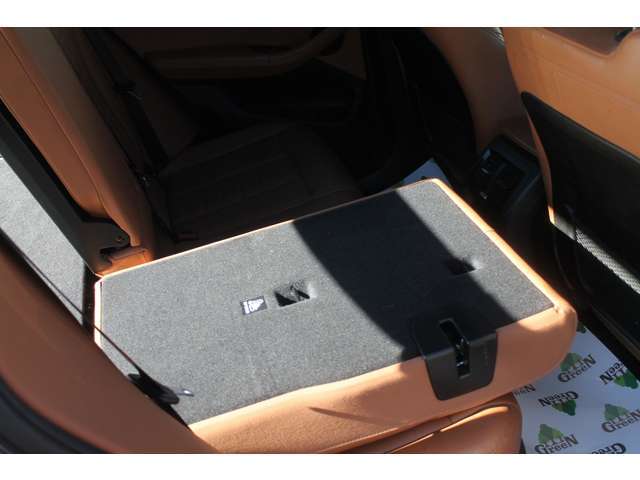 後部席のアレンジで荷室が拡大します。