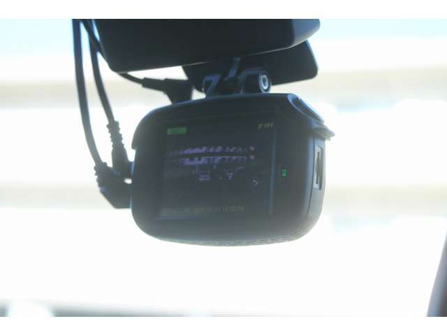 万が一の時に役に立つドライブレコーダーは純正で前後に装備。