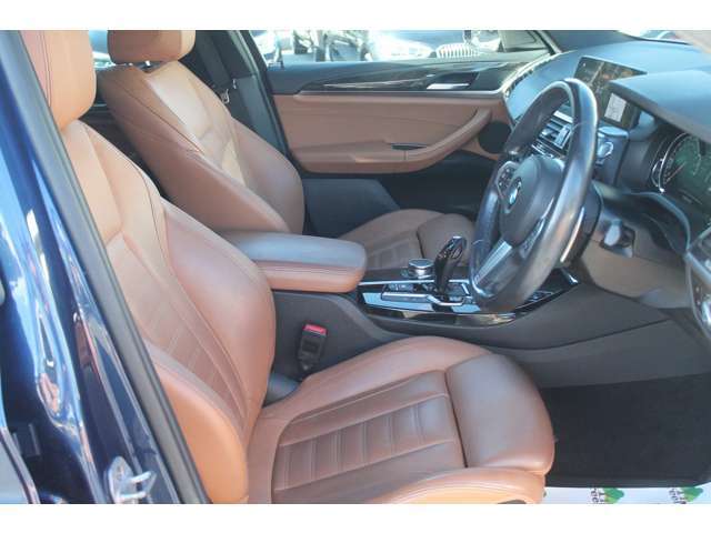 ブラウン革のシートはシートヒーターや、ランバーサポートなどの豪華装備。走行4.2万キロだけに綺麗な状態です。