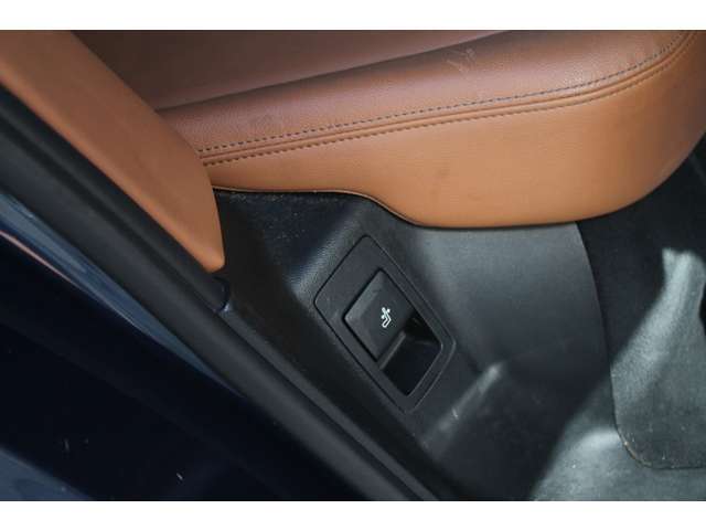 後部席もリクライニングする希少装備です。