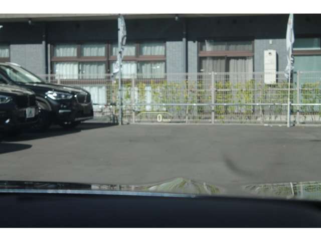 ヘッドアップディスプレイは視線を落とさず速度やナビ案内をご確認いただけます。