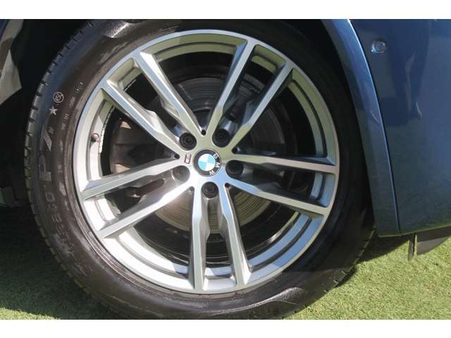 Mスポーツ専用デザインの19インチアルミホイールは大変きれいな状態です。