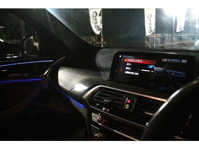 アンビエントライトが室内の雰囲気を演出します。