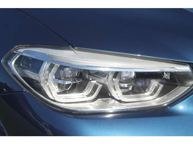 アダプティブLEDヘッドライトが明るい視界を確保します。