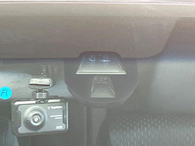 【シティブレーキアクティブシステム】低速走行中に前方の車両等を認識し、衝突しそうな時は警報とブレーキで衝突回避と被害軽減をアシスト。より安全にドライブをお楽しみいただけます。
