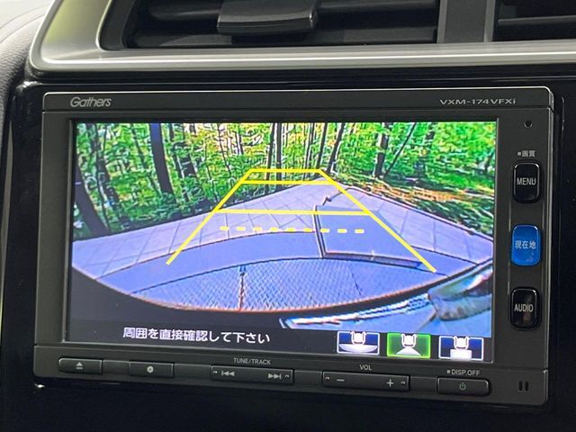 【バックカメラ】駐車時に後方がリアルタイム映像で確認できます。大型商業施設や立体駐車場での駐車時や、夜間のバック時に大活躍！運転スキルに関わらず、今や必須となった装備のひとつです！