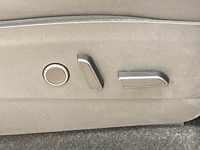 【電動リクライニング】は細やかな調整ができ、体格を問わずベストポジションがとれ長距離ドライブも快適です。