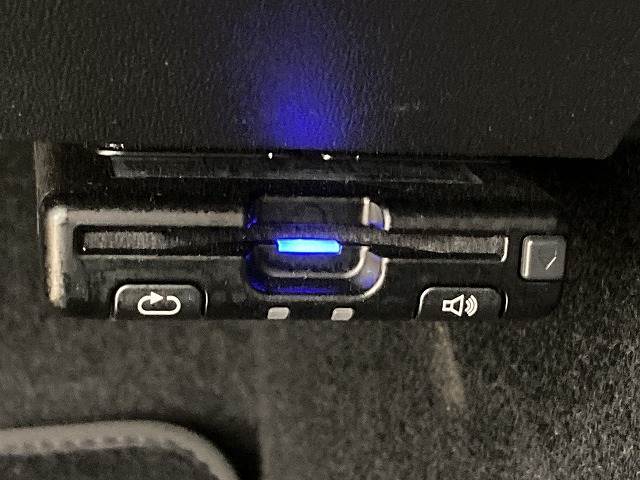 【ETC車載器】を装備しておりますので、ご納車直後からの遠距離ドライブも可能です。土日の利用料金の割引や、朝夕の通行料金を割引料金で高速道路をお楽しみいただけます。