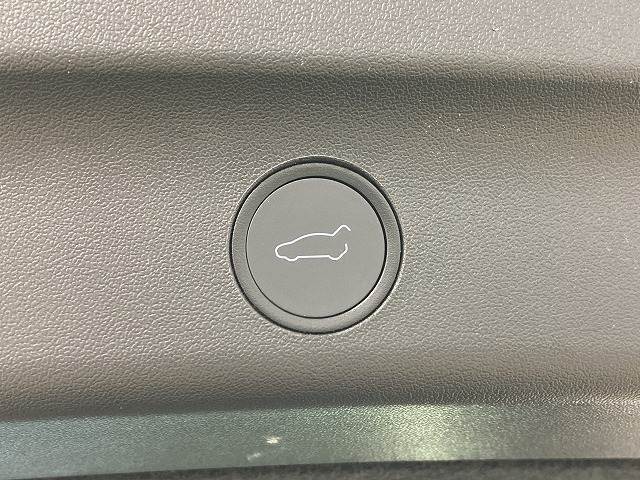 【電動リアゲート】ボタンひとつで大きなゲートも簡単に開閉可能です。高級車ならではの装備は嬉しいですね。