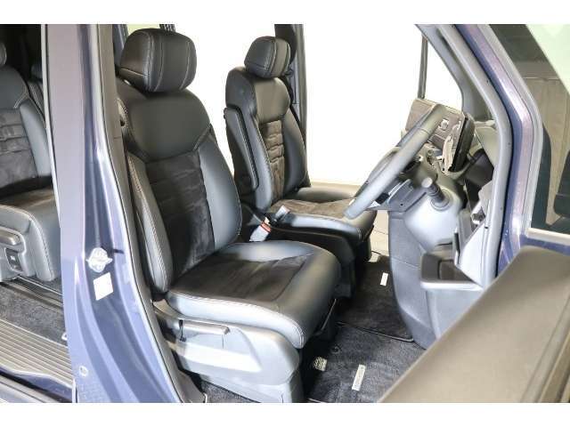 すわり心地の良い運転席・助手席です。長時間のドライブの疲れ軽減に貢献します。どうぞ快適なドライブを♪