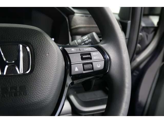 Hondaセンシングの機能のひとつ、アダプティブクルーズコントロール付！アクセルから足を離しても設定したスピードと前車との車間を保ち走行してくれます！車線維持もアシスト☆高速道路で疲労軽減ですね☆