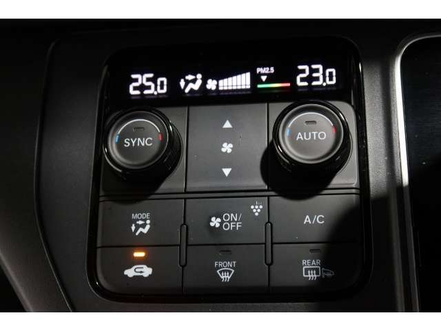 オートエアコンは左右席で独立温度コントロールが可能です。シートヒーター付きで、冷えた車内でもスイッチを押せば数秒で座面と背もたれがあたたかくなります。