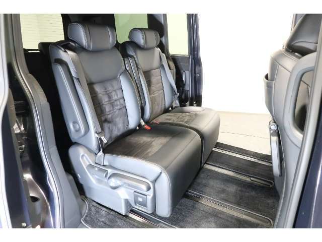 2列目シートはシートと一体型のシームレスなオットマン付♪角度はお好みの位置に調整可能です。足をまっすぐ伸ばしてくつろげます♪