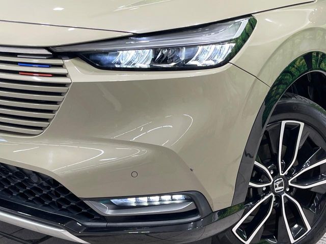 【LEDヘッドライト】悪天候や夜間走行時も良好な視界を確保し安心して運転できる高輝度LEDヘッドライトを装備！点灯速度が早く、消費電力も抑えられています。