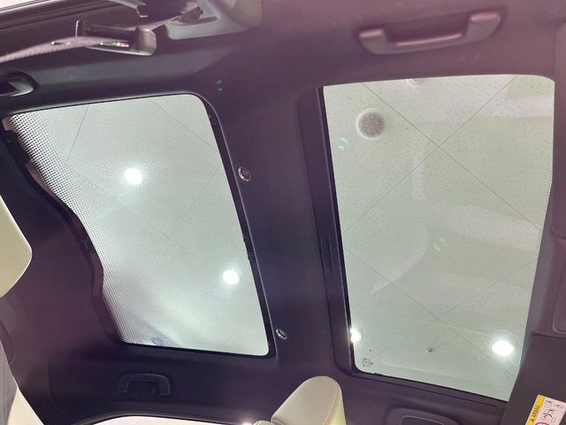 【パノラマルーフ】大型のガラスルーフ搭載で車内の解放感が一気にアップ！開放的なドライブをお楽しみいただけます。