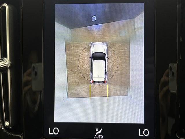 【全方位モニター】 クルマを上空から見下ろしているかのように、直感的に周囲の状況を把握できます。