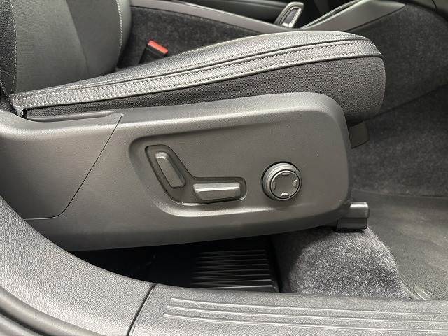 【パワーシート】電動スイッチで操作をし、高さや角度シート位置など最適なシートポジションに細かく設定出来ます☆