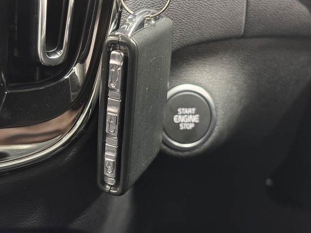 【スマートキー】車内へのアクセスやエンジン始動が楽々に行える今や必須アイテムのキー複製防止の「イモビライザー」まで備わっております。
