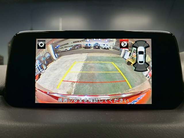 【バックカメラ】運転席から画面上で安全確認ができます。駐車が苦手な方にもオススメな便利機能です。
