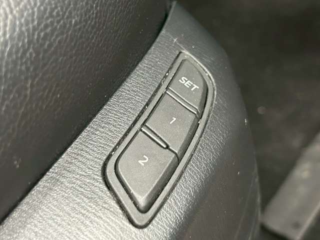【運転席ポジションメモリー付パワーシート】ワンタッチで記憶させていたシートの前後・リクライニングはもちろん、シートリフターも備えます☆快適なドライブをお楽しみ下さい♪