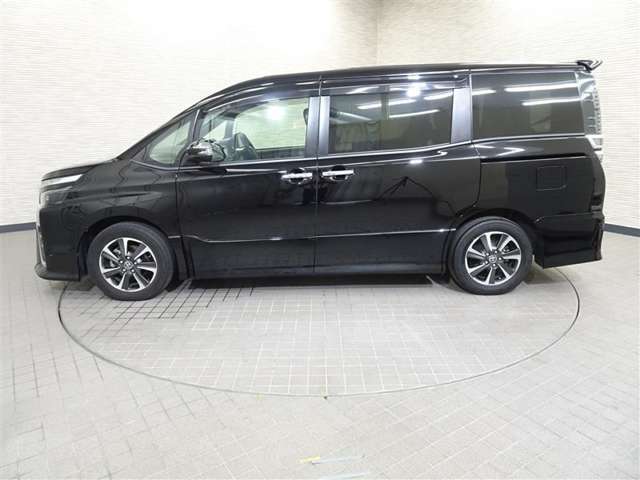 両側パワースライドドア付きだから、狭い駐車スペースなどでの 乗り降りラクラク！小さなお子さまのいるご家庭には嬉しい装備。