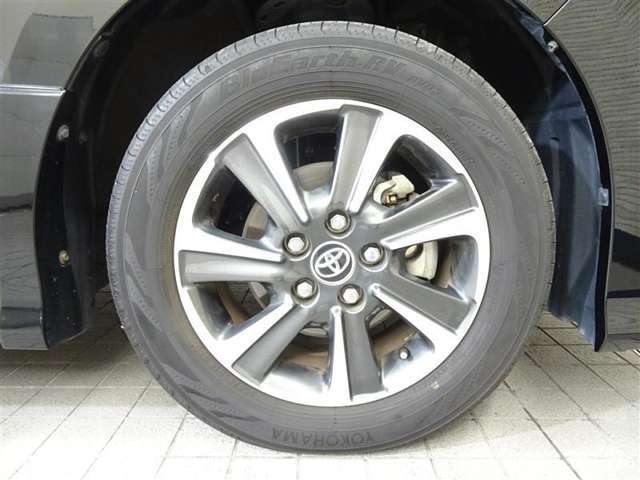 スポーティな印象を与える純正ホイールです。どこまでも走っていきたくなるようなデザインですね♪