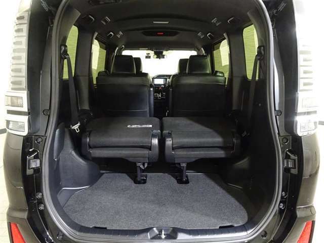 開口部の広いラゲージスペースは、ゴルフバックなどの荷物もラクラク積み込めます。