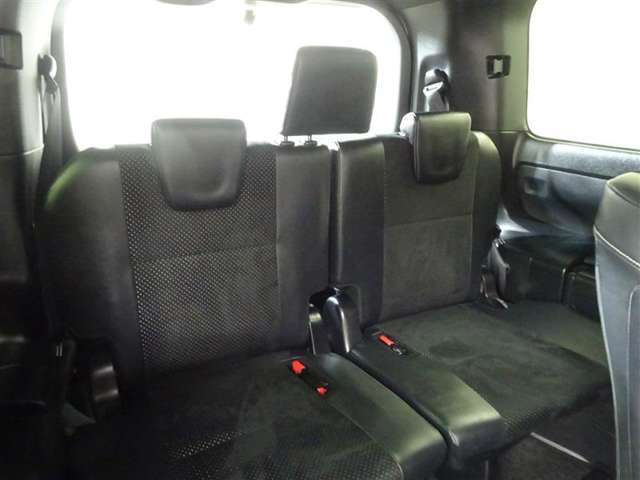 3列目シートもひろびろとしたスペースを確保しています。大人数でのお出かけもばっちりです！