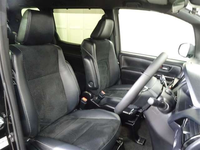 高いホールド性で運転姿勢が安定します。長距離ドライブでも疲れにくいのが魅力です。快適なドライビングライフをお送りください♪