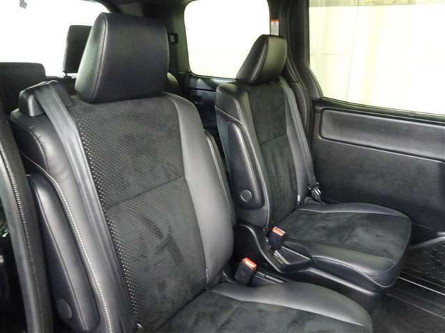 ゆとりある広々とした車内空間は、ドライブを始め買い物やレジャーなど、幅広く活躍します。一人でもみんなとでもお出かけを楽しみましょう！