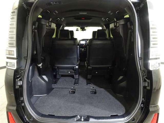 3列目シートは跳ね上げ式で折りたたみ可能です。キャンプ用品など大きな荷物もばっちり収納可能です！