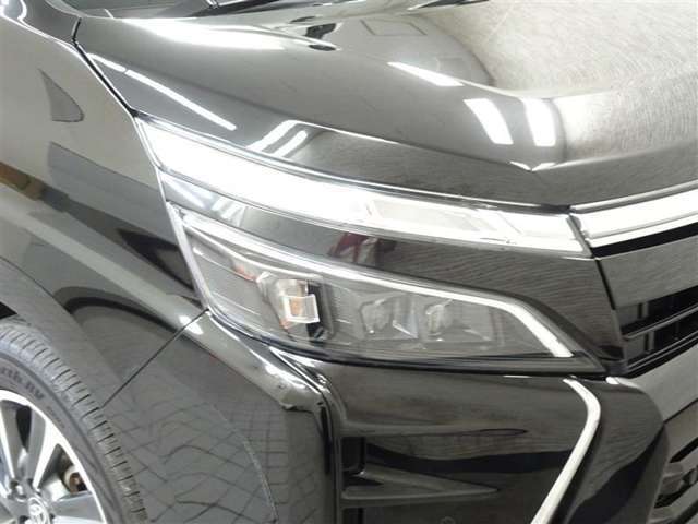 LEDヘッドライトです。デザイン性がよくとても明るいので、夜間の走行や悪天候でも安心です。しかも長寿命！