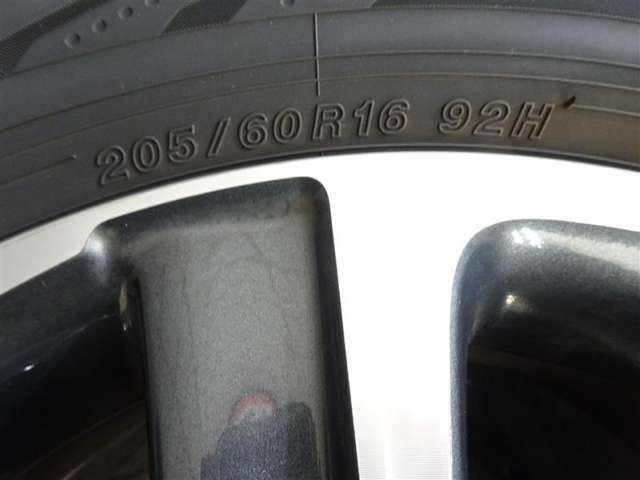 山道のコーナリングや荒れた路面でも、安定した乗り心地を実現するサスペンションです。スピードの出しすぎには注意！