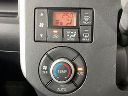 【オートエアコン】一度お好みの温度に設定すれば、車内の温度を検知し風量や温度を自動で調整。暑い…寒い…と何度もスイッチ操作をする必要はありません。快適な車内空間には必須の機能ですね♪