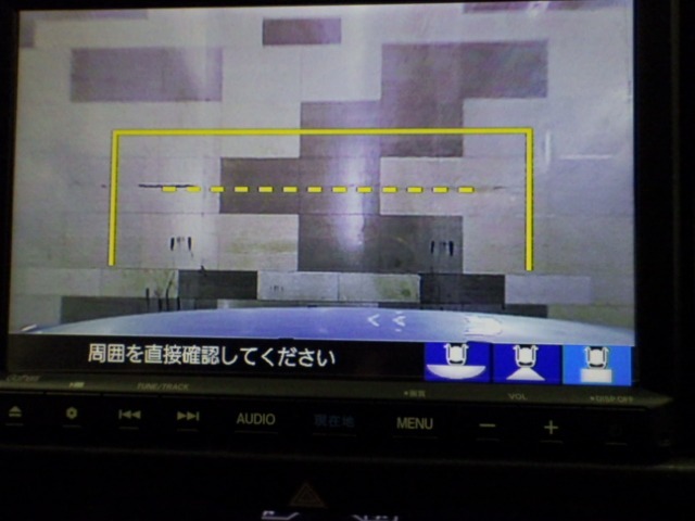 【バックカメラ】運転が苦手な方も車庫入れラクラクです！ギアをリバースに入れれば自動的にモニターが切り換わりますので、面倒な操作は不要です。狭い駐車場もお車を傷つけず安心です！