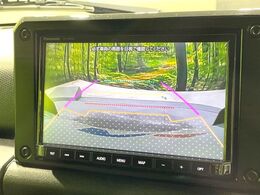 【バックカメラ】駐車時に後方がリアルタイム映像で確認できます。大型商業施設や立体駐車場での駐車時や、夜間のバック時に大活躍！運転スキルに関わらず、今や必須となった装備のひとつです！