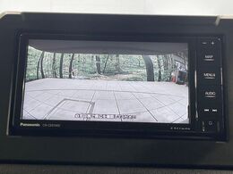 【バックカメラ】駐車時に後方がリアルタイム映像で確認できます。大型商業施設や立体駐車場での駐車時や、夜間のバック時に大活躍！運転スキルに関わらず、今や必須となった装備のひとつです！