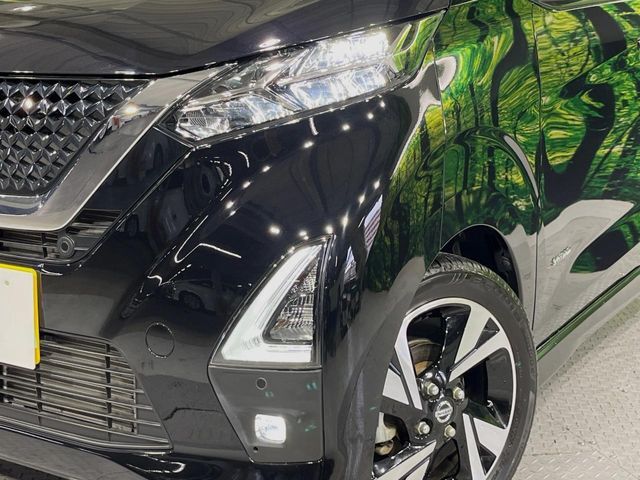 【LEDヘッドライト】悪天候や夜間走行時も良好な視界を確保し安心して運転できる高輝度LEDヘッドライトを装備！点灯速度が早く、消費電力も抑えられています。