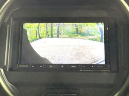 【バックカメラ】駐車時に後方がリアルタイム映像で確認できます。大型商業施設や立体駐車場での駐車時や、夜間のバック時に大活躍！運転スキルに関わらず、今や必須となった装備のひとつです！