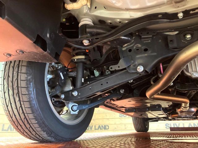 お車を安心してお乗りいただく為には、足回りの定期点検が欠かせません。サービスサポート（有償保証）では無料点検もご提供しており、安心のカーライフをお過ごしいただけるサポート体制が整っています。
