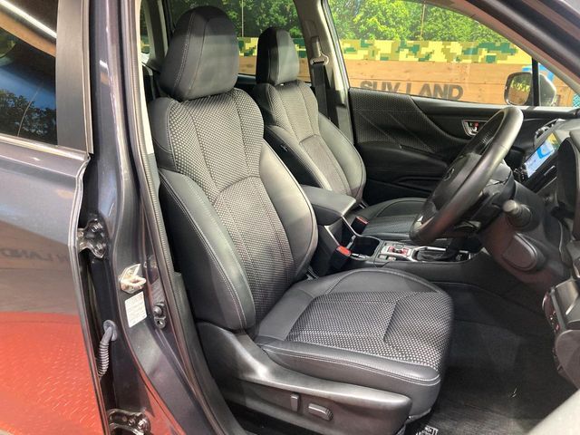 運転席シート廻りは使用感も少なく、良好な状態となっています。前オーナー様が丁寧に使っていたことがよくわかりますね。