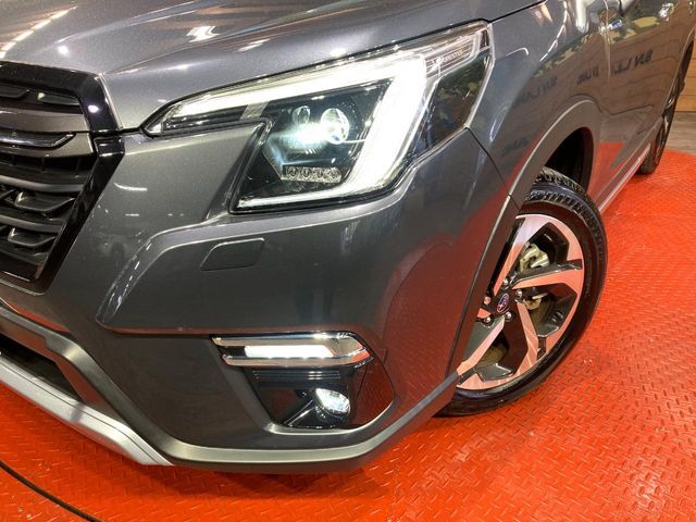 【LEDヘッドライト】悪天候や夜間走行時も良好な視界を確保し安心して運転できる高輝度LEDヘッドライトを装備！点灯速度が早く、消費電力も抑えられています。