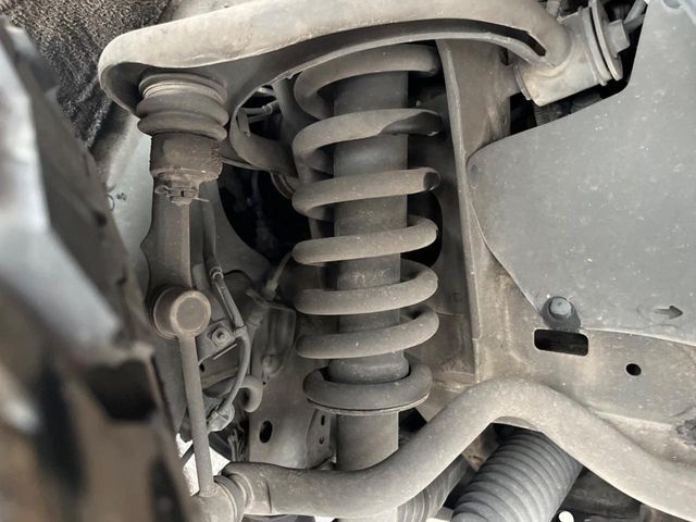 お車を安心してお乗りいただく為には、足回りの定期点検が欠かせません。サービスサポート（有償保証）では無料点検もご提供しており、安心のカーライフをお過ごしいただけるサポート体制が整っています。