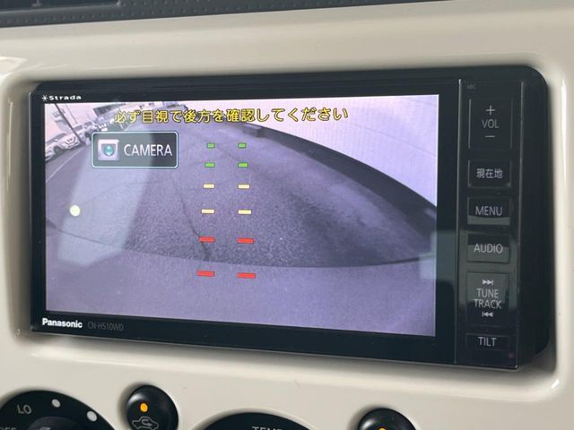 【バックカメラ】駐車時に後方がリアルタイム映像で確認できます。大型商業施設や立体駐車場での駐車時や、夜間のバック時に大活躍！運転スキルに関わらず、今や必須となった装備のひとつです！