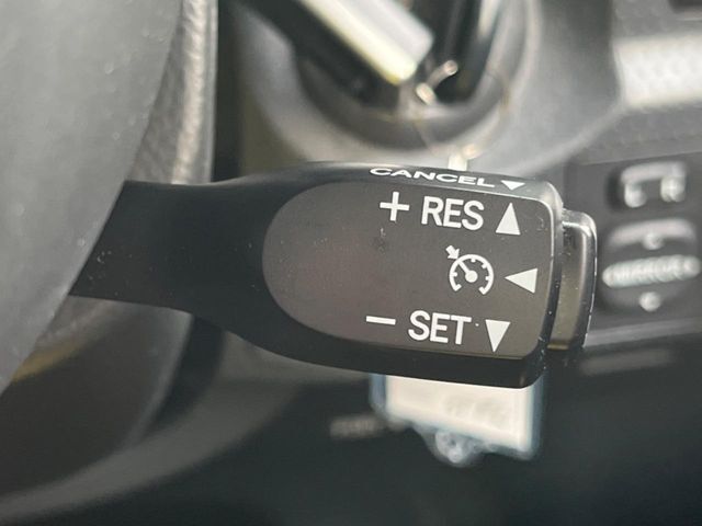 【クルーズコントロール】高速道路もラクラク走行。アクセルを離しても一定速度で走行ができ、長距離運転時の負担を軽減！加速・減速も簡単なスイッチ操作で調整できます。